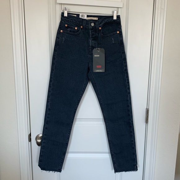 Levi’s wedgie fit premium high rise jean in black and blue wash - Picture 7 of 12